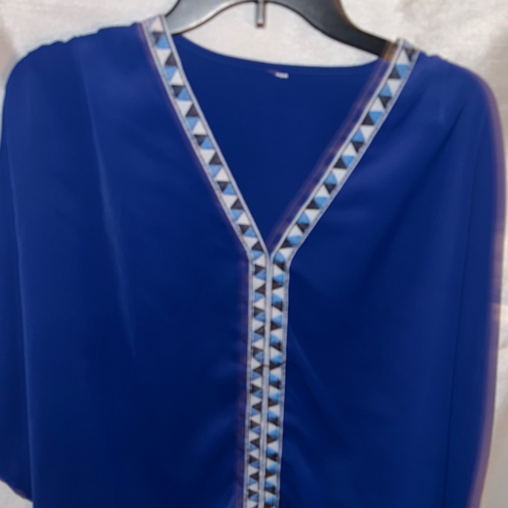 Chic Blue V-Neck Blouse with Geometric Trim